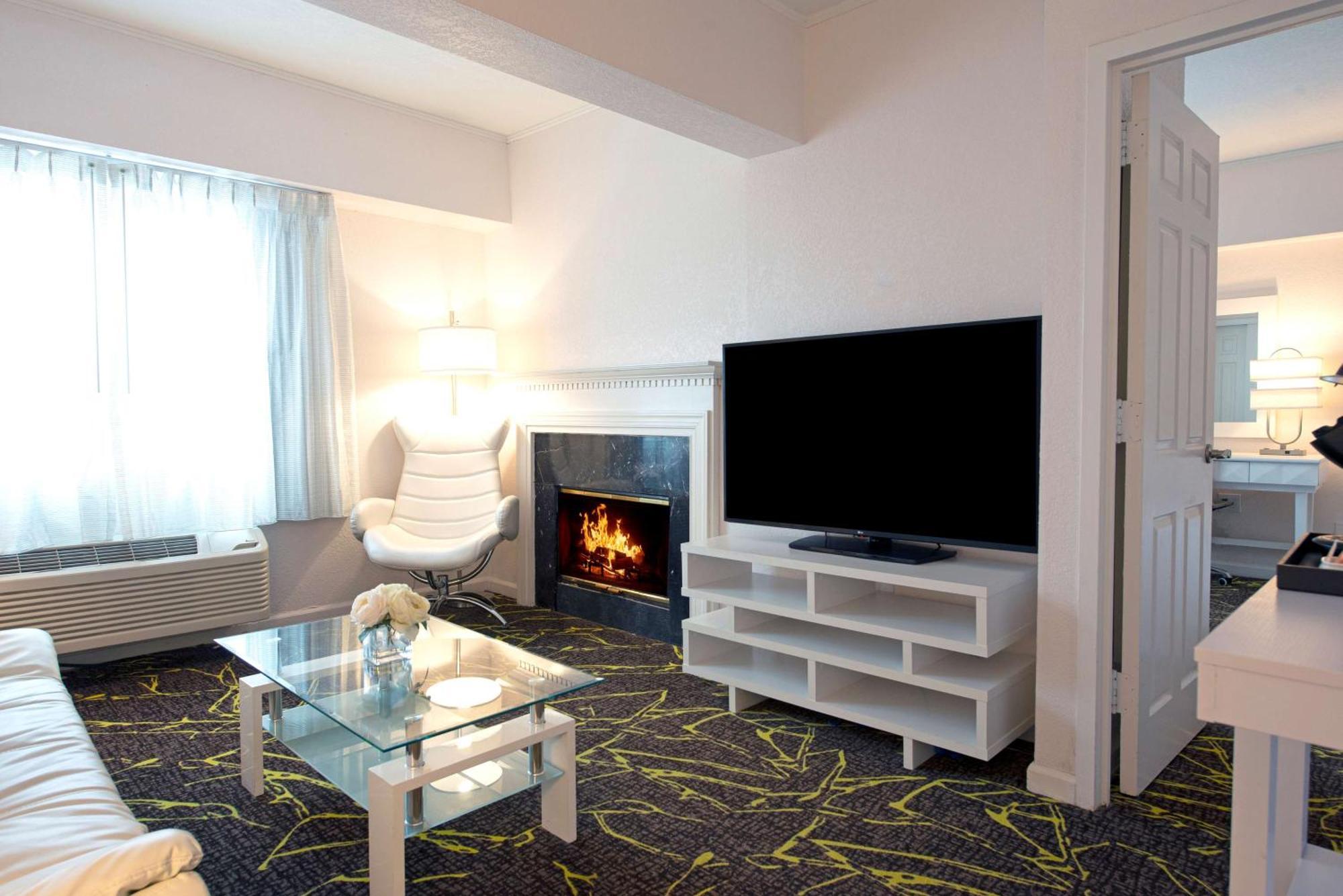 เดอะโรสลิน, ทาเพสทรี คอลเล็กชั่น บาย ฮิลตัน Hotel Roslyn ภายนอก รูปภาพ