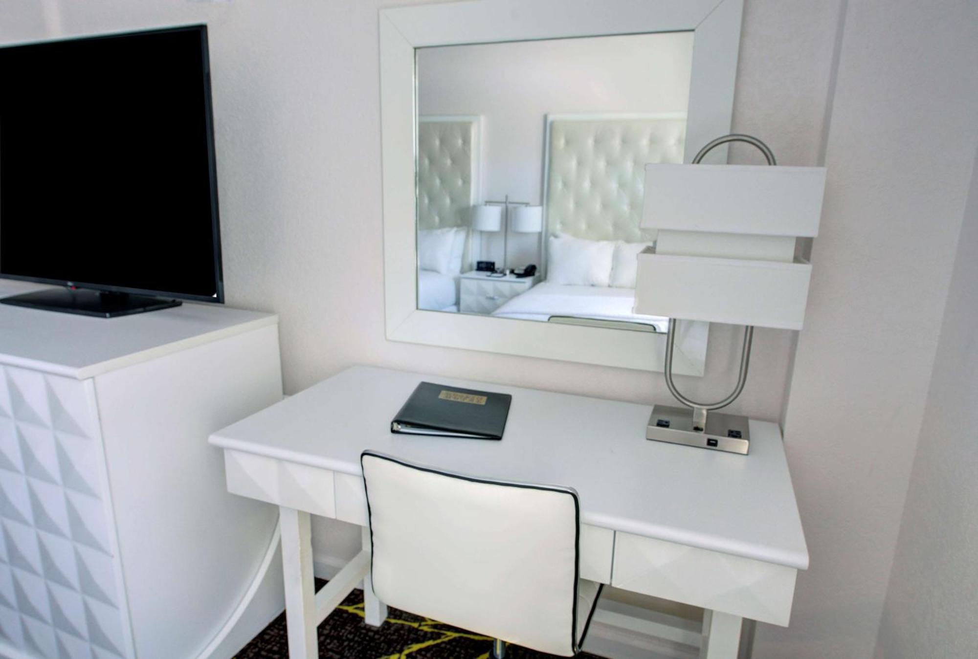 เดอะโรสลิน, ทาเพสทรี คอลเล็กชั่น บาย ฮิลตัน Hotel Roslyn ภายนอก รูปภาพ