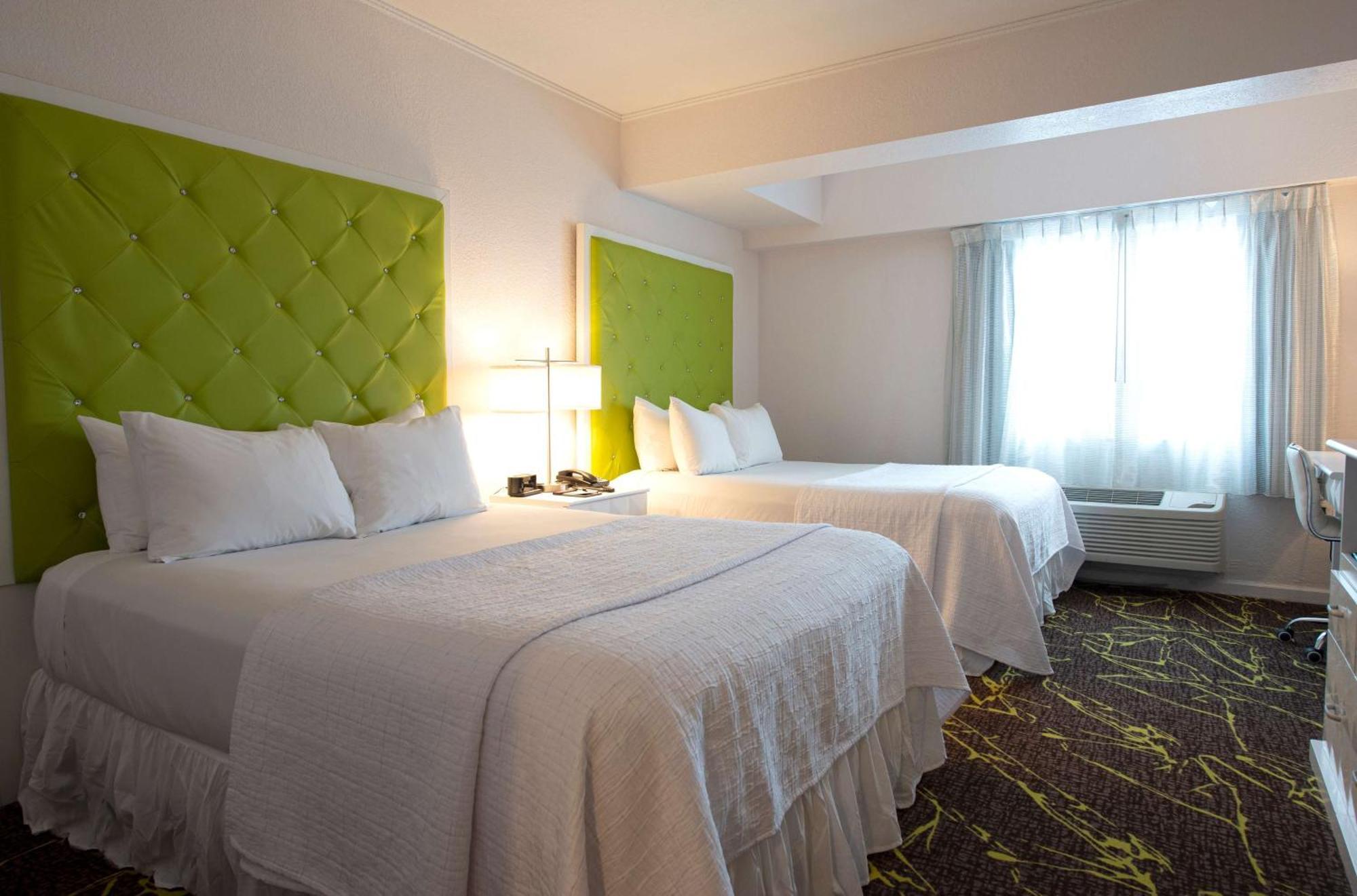 เดอะโรสลิน, ทาเพสทรี คอลเล็กชั่น บาย ฮิลตัน Hotel Roslyn ภายนอก รูปภาพ