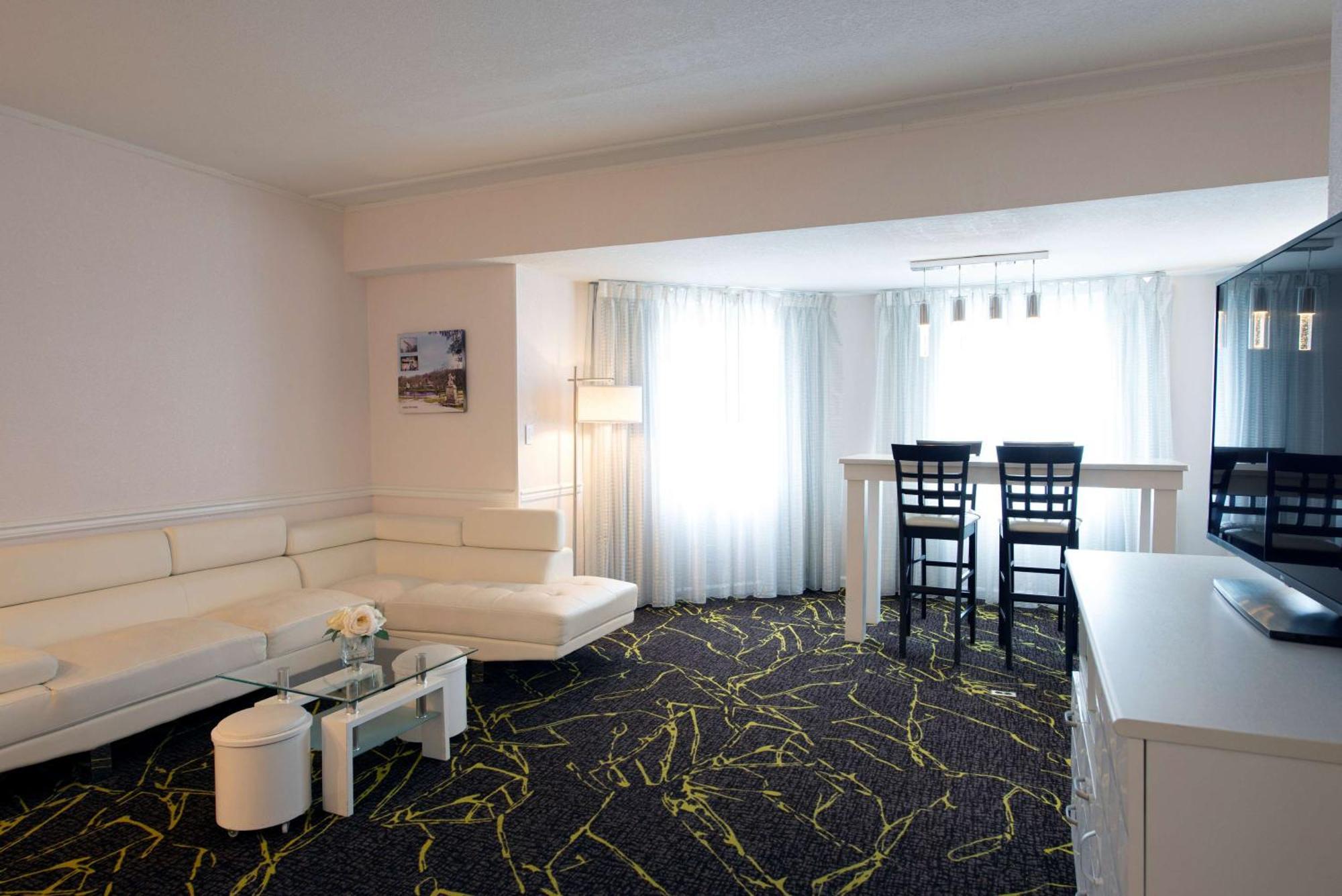 เดอะโรสลิน, ทาเพสทรี คอลเล็กชั่น บาย ฮิลตัน Hotel Roslyn ภายนอก รูปภาพ